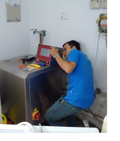 The company's engineer is checking and repairing the Atlas color fastness meter, at Thygesen company.